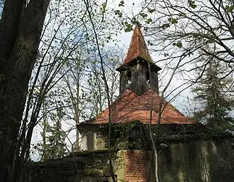 Zazděný vchod do areálu hřbitovní kaple