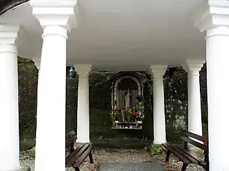 Soška světice uvnitř glorietu