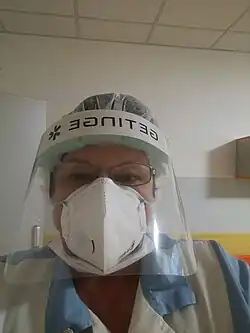 Fotografie, kterou Jana Březinová poslala svým dětem na důkaz toho, že se při práci v nemocnici pečlivě chrání všemi dostupnými ochrannými pomůckami. Fotografie odstartovala cestu k vyznamenání Jany Březinové poté, co ji její syn zveřejnil na Facebooku.