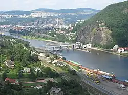 Vaňovský přístav, v pozadí Masarykova zdymadla