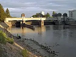 Zdymadlo Přelouč: celkový pohled proti proudu