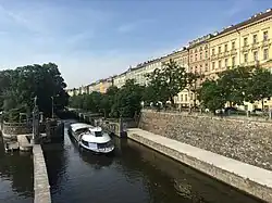 Zdymadlo u Janáčkova nábřeží od mostu Legií