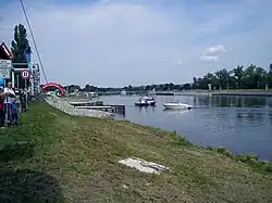 Pohled ke zdymadlu od přístavu