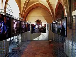 Instalace výstavy fotografií