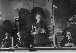 Zasedání KONR v Praze dne 14. listopadu 1944. Zleva generál Truchin, generál Žilenkov, stojící generál Vlasov a architekt Rudněv