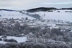 Pohled na vesnici z přírodní památky Na opukách
