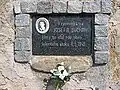 Pamětní deska na hřbitovní zdi připomínající bombardování na konci druhé světové války[13]