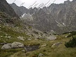 Kačací múr, Rumanov štít s Gankovou štrbinou vpravo.