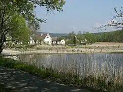 Na břehu jednoho rybníka se nachází i několik stavení