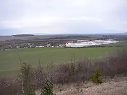 Želevčice s továrnou Linet od jihozápadu