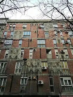 Fasáda s nápadnými brutalistními prvky.