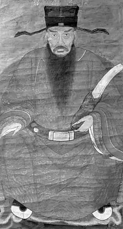 Kresba sedícího staršího muže s výrazným vousem v čínském úředním rouchu