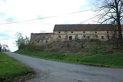 Hospodářský dvůr s pozůstatky tvrze