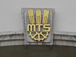 Znak strojní a traktorové stanice v NDR (MTS - Maschinen-Traktoren-Stationen)