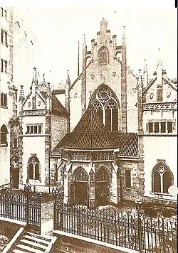 Maislova synagoga - západní část. Tato renesanční synagoga souvisí se jménem Mordekhai Maisl (1528-1601) - tehdejšího vedoucího židovské komunity a ghetta. Byla poškozena požárem pražského ghetta v roce 1689.