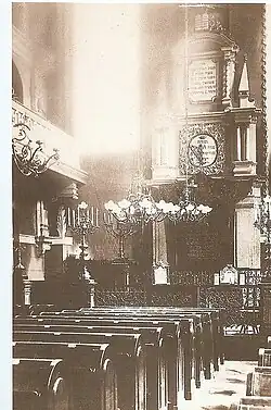 Interiér Klausové synagogy. Tato synagoga byla postavena na místě školy Talmud Torah, synagogy a lázeňského domu. Vše bylo zničeno požárem pražského ghetta z roku 1689. Foto 1905.