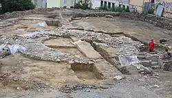 Archeologický průzkum, na obrázku je vidět nález půdorysu hradní věže.