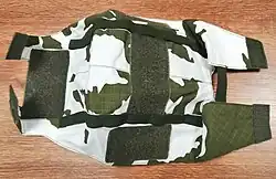 Zeleno-bíle flekovaný potah na přilbu.