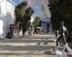 zimní zahrada s expozicí soch