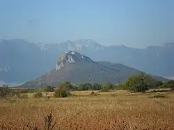 Hora Zir, v pozadí pohoří Velebit