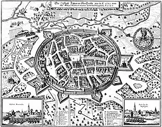 Černobílá fotografická reprodukce Merianovy rytiny s plánenem města oválného půdorysu obklopeného hradbou a bastiony. Dole jsou dvě vyobrazení s děly mířícími na město