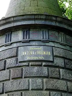 Detail tabulky upomínající na Žižkovu smrt