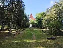 Pohled na kostel v pozadí ze spodní části hřbitova