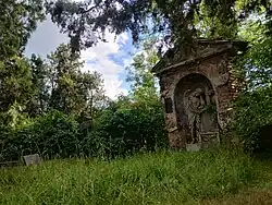 Jeden z nejzachovalejších a nejvýraznějších náhrobků na hřbitově