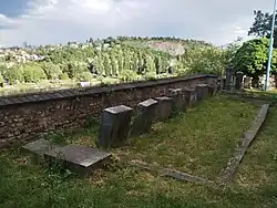 Náhrobky u zdi nad Vltavou