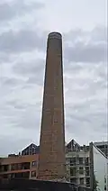Komín zlíchovského lihovaru v blízkosti Musolea
