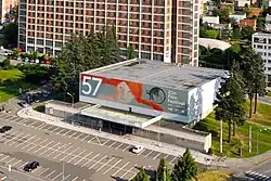 Velké kino ve Zlíně s bannerem Zlínského filmového festivalu