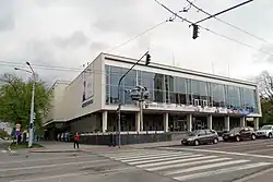 Budova městského divadla na křižovatce ulic