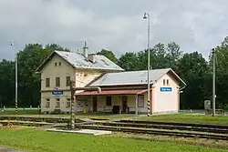 Nádražní budova, v popředí vodní jeřáb