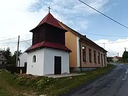 Kaple Nejsvětější Trojice a bývalá škola