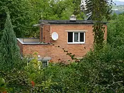 Jižní pohled z ulice na horní partie domu (rok 2017)