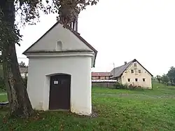 Kaple a dům na návsi