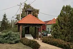 Náves s novodobou kaplí Panny Marie