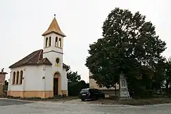 Hlavní ulice s kaplí v Bohumilicích