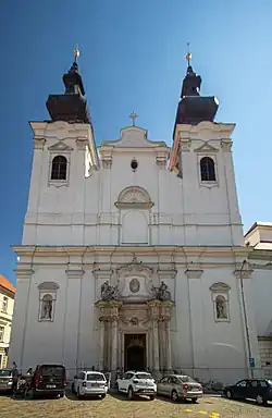 průčelí farního kostela