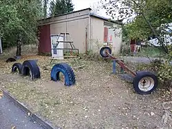 Opuštěné a zanedbané dětské hřiště s primitivními prvky z dob socialismu (Praha, stav 2023)