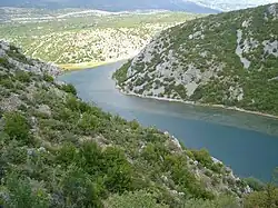 Řeka Zrmanja u města Obrovac