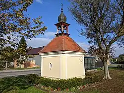 Zruč (u Plzně) - kaple na návsi 9. května.jpg