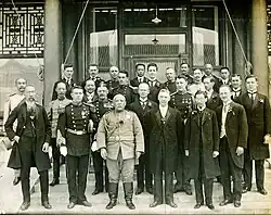 Poté, co byl Jüan Š’-kchaj 10. října 1913 oficiálně inaugurován jako prezident Čínské republiky, se vyslanci různých zemí v Číně nechali vyfotografovat. Lu Čeng-siang je v první řadě druhý zprava.