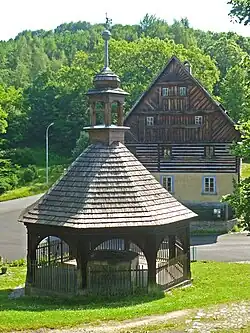 Barokní studna ze Střížovic v zubrnickém skanzenu