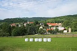 Pohled na obec od jihu, na obzoru televizní vysílač Ústí nad Labem – Buková hora