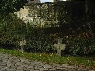 Smírčí kříže z Hrbovic a Chabařovic u kostela v Zubrnicích