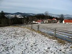 Osada Zuklín, v pozadí Sedlo a Svatobor