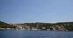 Vesnice Zverinac, jediné obydlené sídlo na ostrově