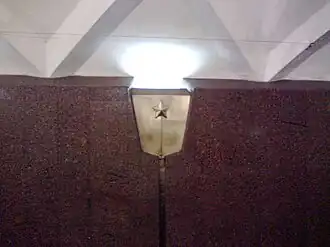 Pohled na kolejovou zeď s měděnou rudou hvězdou