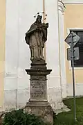 Socha svatého Jana Nepomuckého u vchodu do kostela